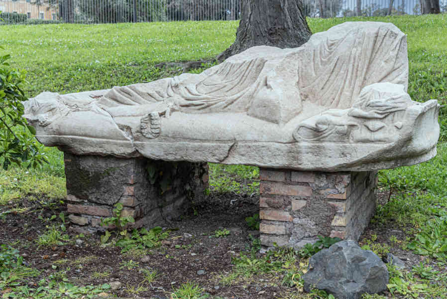 Italia - Ostia 19 - parque arqueológico de Ostia Antica - necrópolis de la Via Osciense.jpg